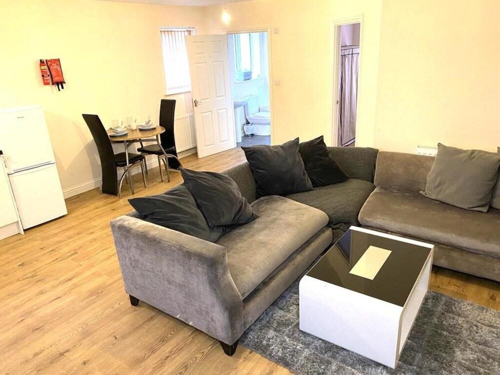 Impeccable 1-bed Apartment in Town Centre Luton - Featured Image