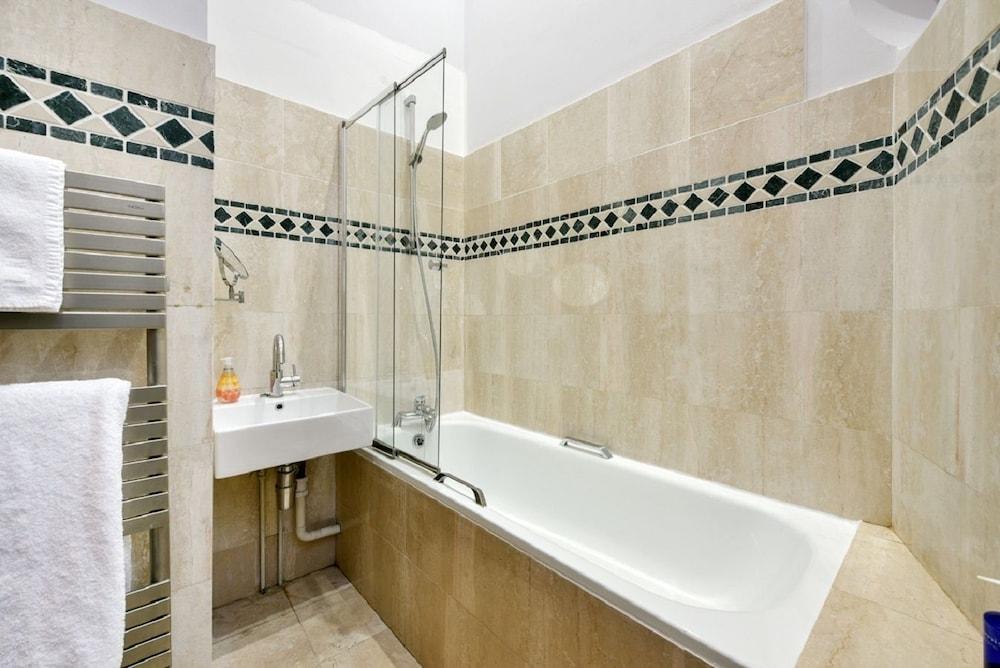 Central London Mews House - Bathroom