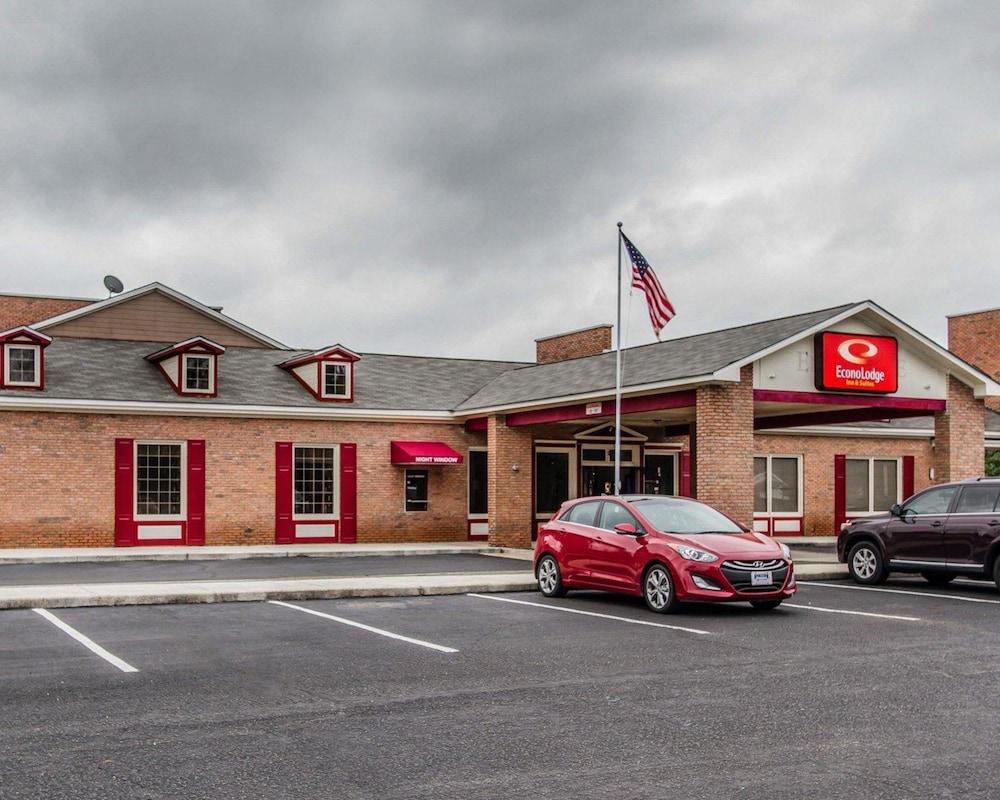 Econo Lodge Inn & Suites - Featured Image