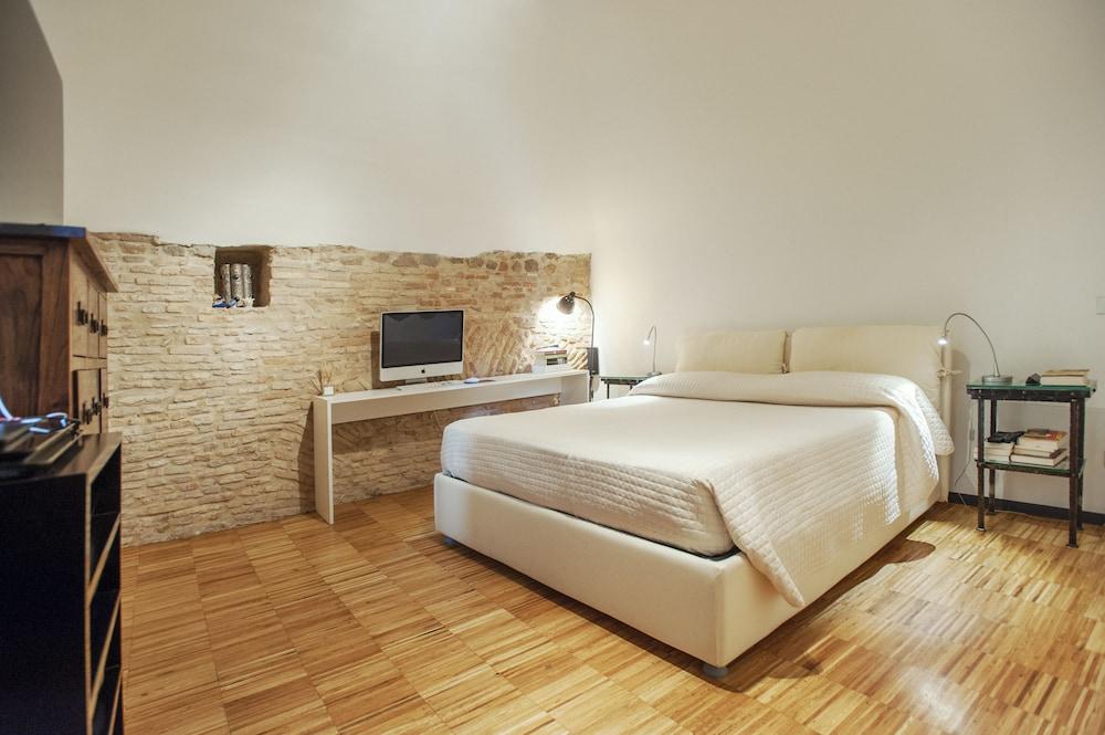 Portico - WR Apartments - Room