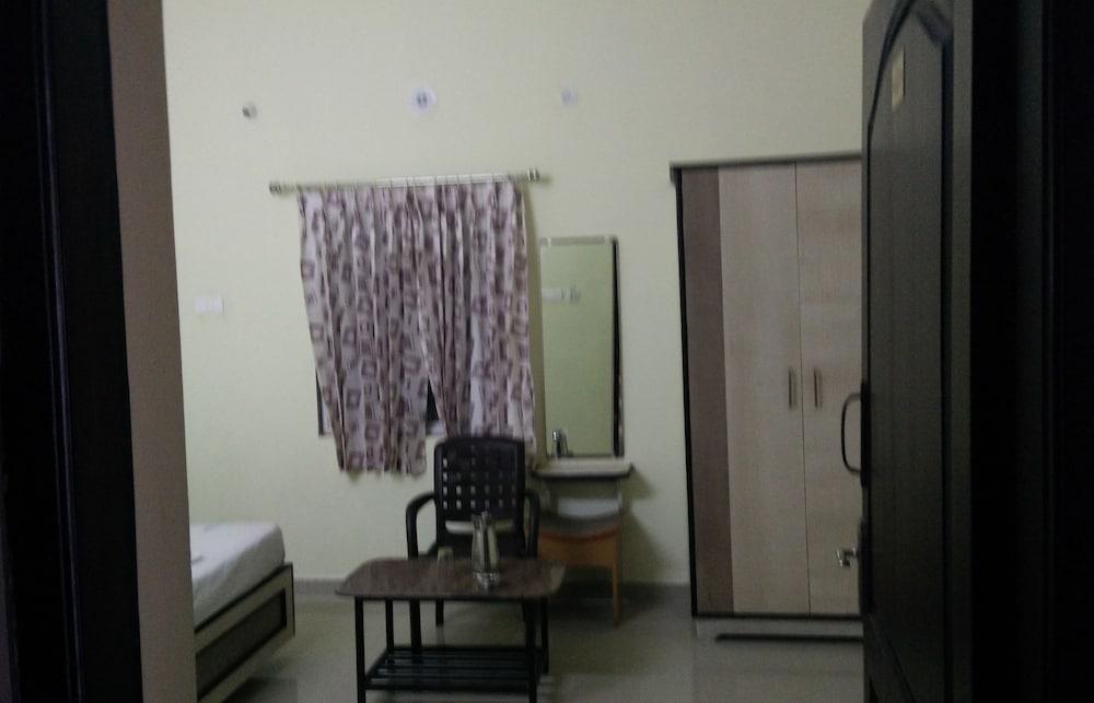 Hotel Sri BalaKrishna - Room