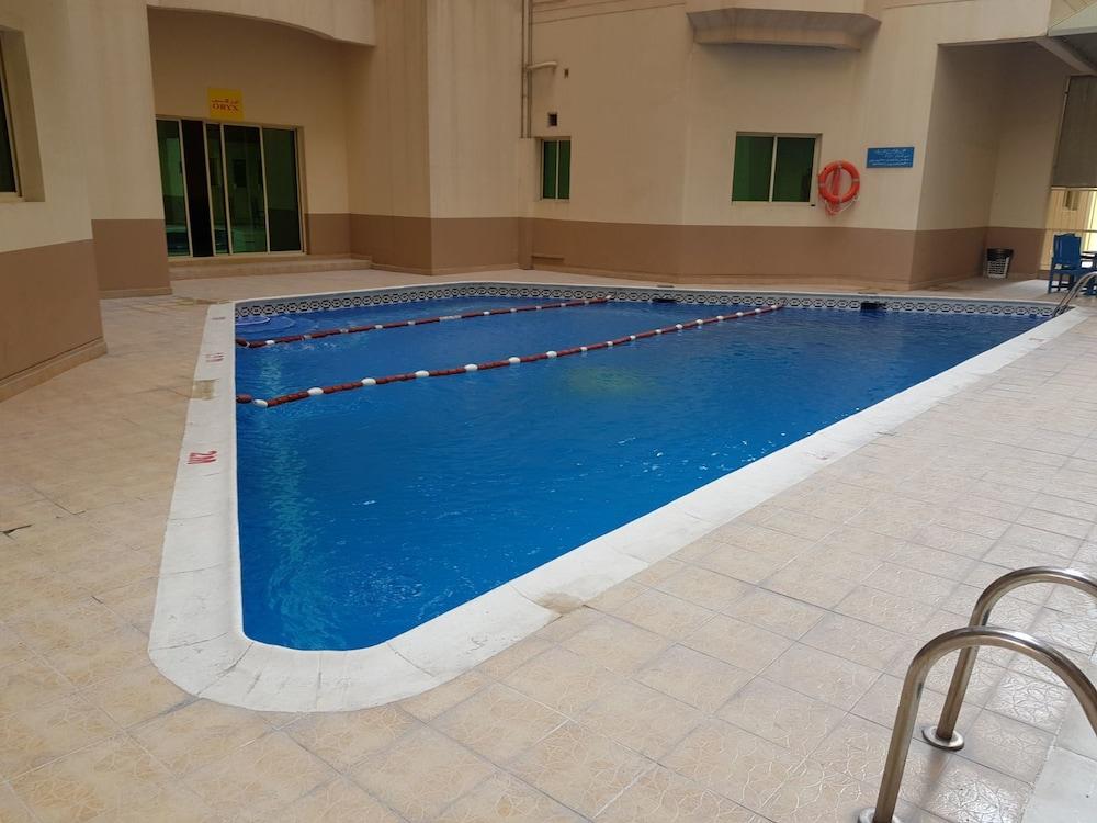 Al Sahab Tower - Outdoor Pool