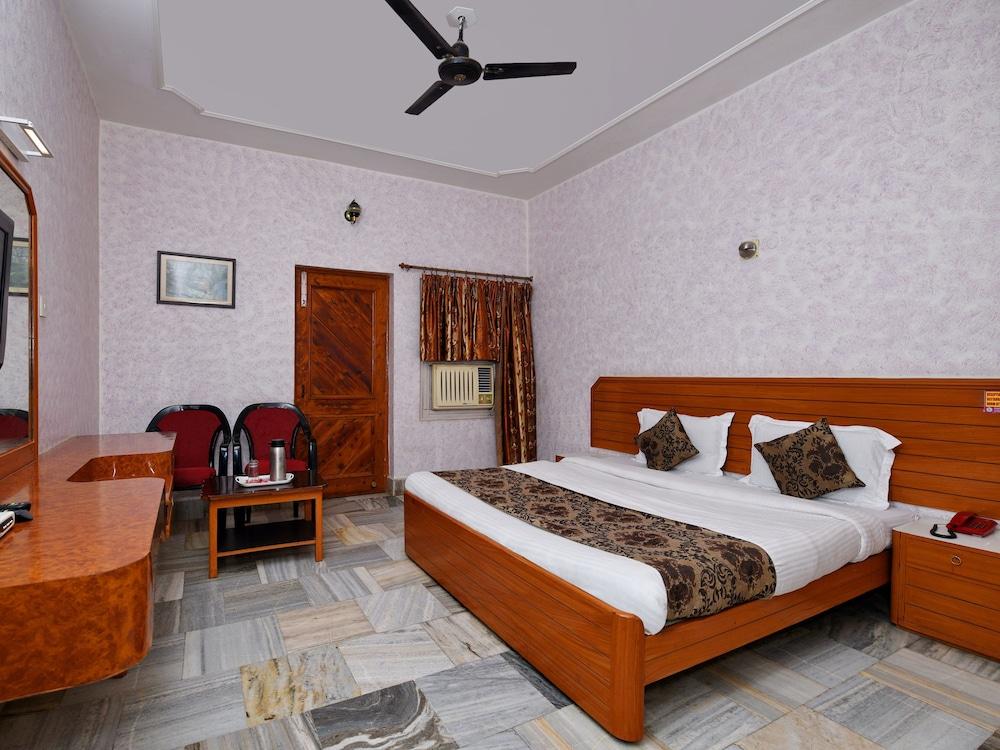 OYO 1294 Hotel Padmini International - Featured Image