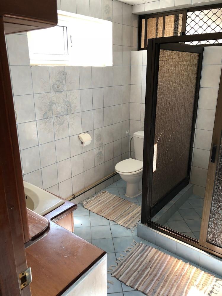Ahitea Lodge - Bathroom