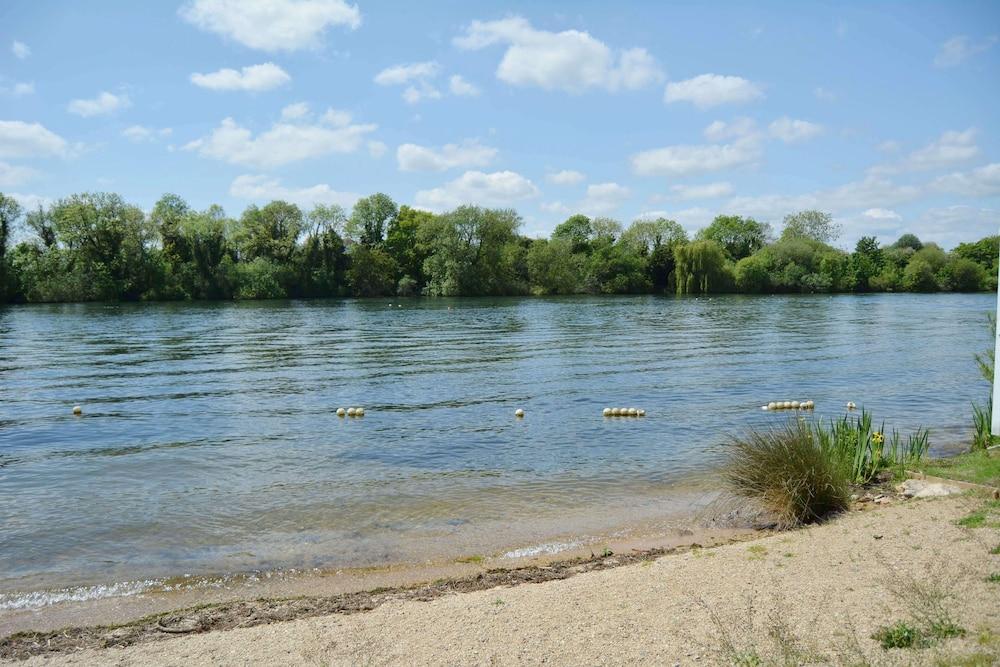 Pet-friendly lakeside house on Spring Lake in the Cotswold Water Park - Beach