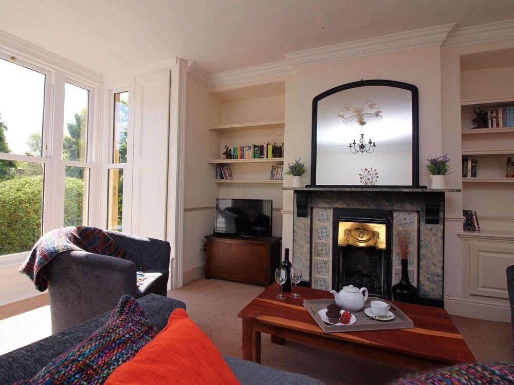Garden View Apartment in Chatsworth near Chatsworth House - Living Room