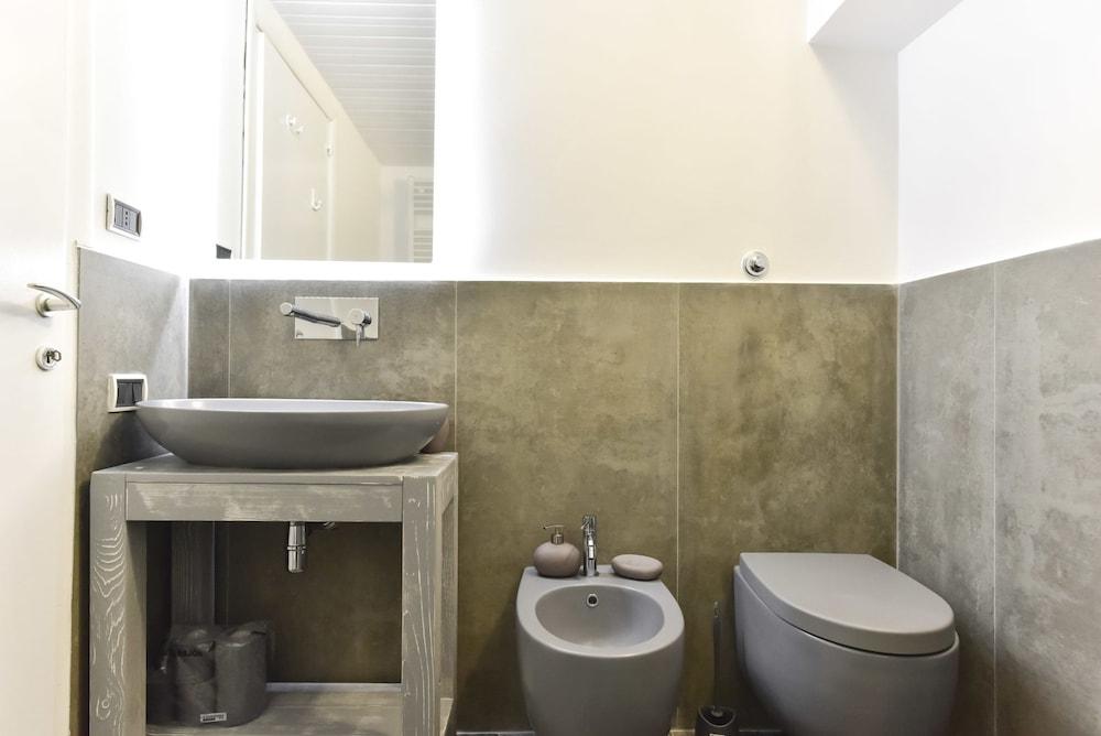 AG Vatican Apartments - Bathroom