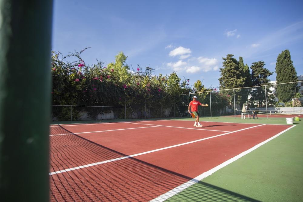 نيكولاوس كلوب فونتاين بيانتشي - Tennis Court