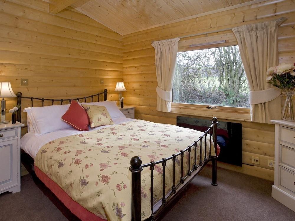 Cherbridge Lodges Riverside Lodges Short Lets - Room