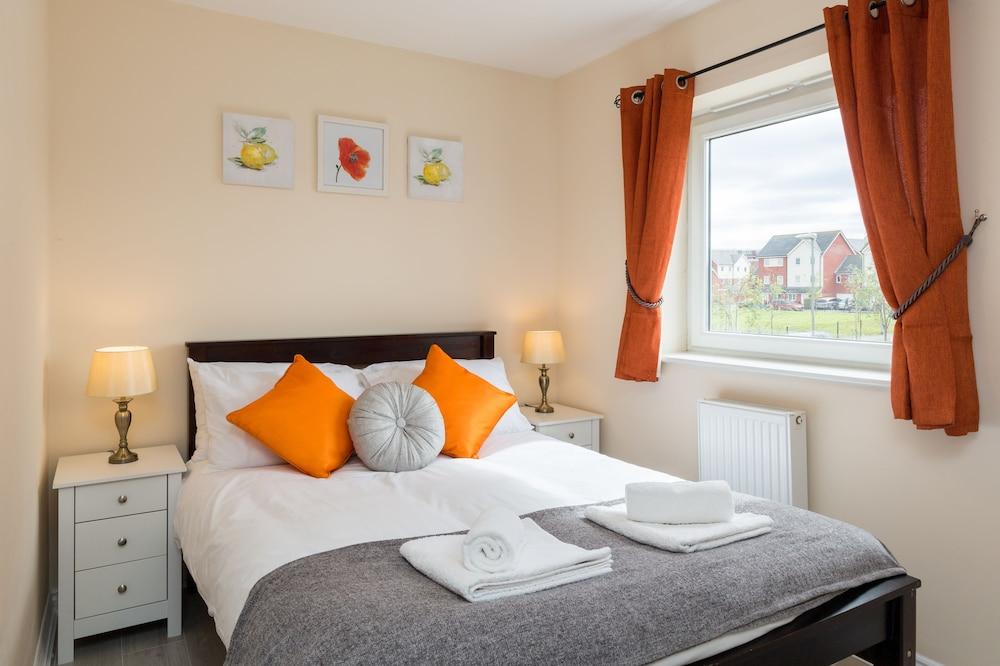 Luxury Two Bed Apartment With Parking - Wolverhampton - Featured Image