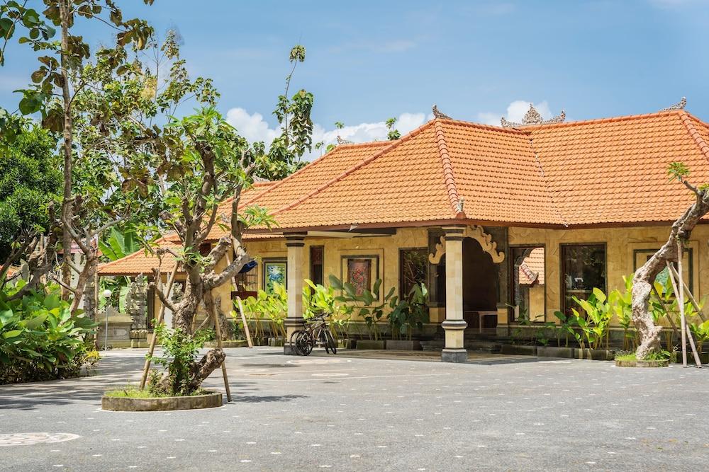 Yoga Amertham Retreat & Resort - Interior Entrance