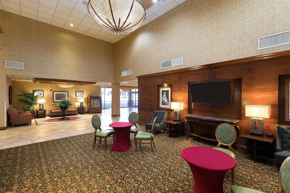 Holiday Inn Sacramento Downtown-Arena, an IHG Hotel - Lobby Sitting Area