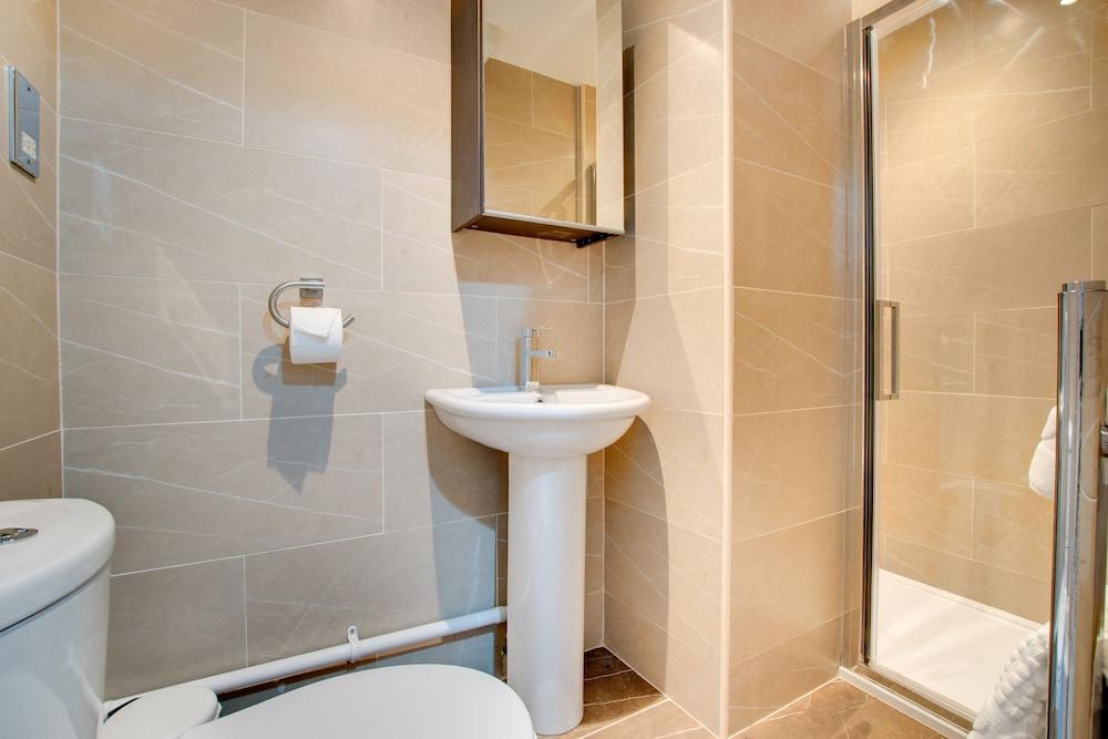 Week2Week Modern Ground Floor Newcastle Apartment - Bathroom