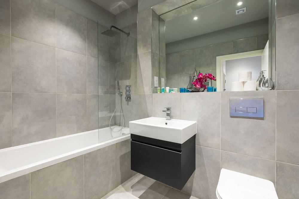 home.ly - Watford Premier Apartments - Bathroom