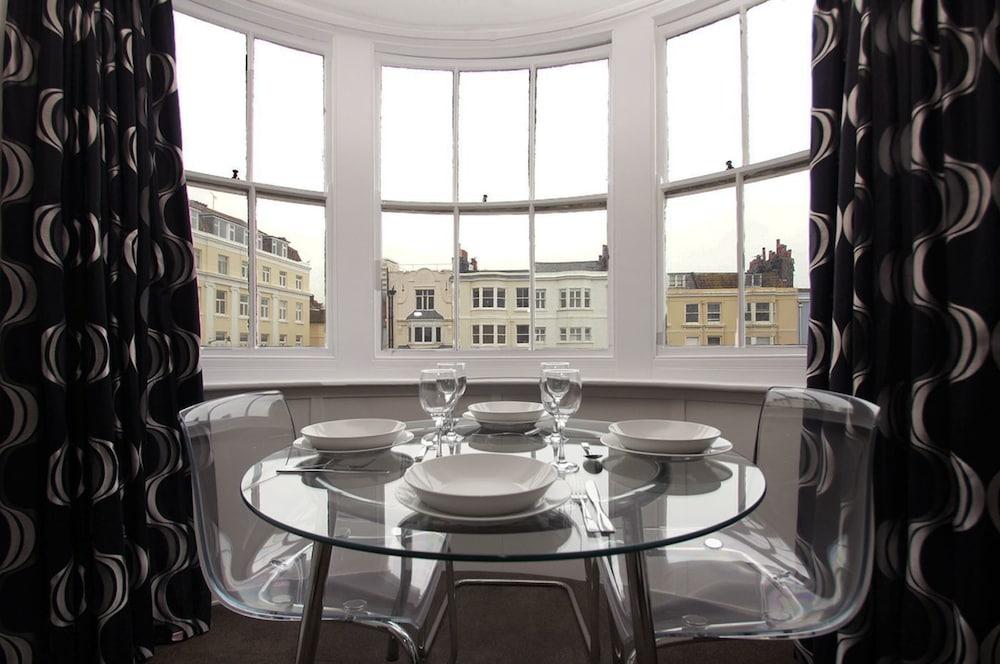 New Steine Apartment Sea View by Brighton Holiday Lets - In-Room Dining