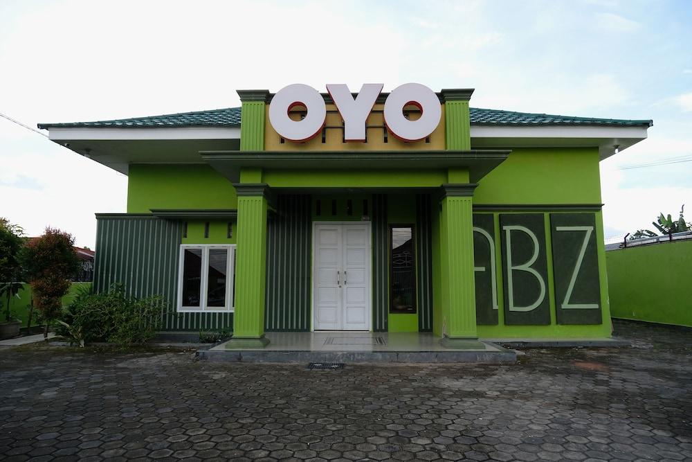 OYO 752 Abz Guest House Syariah - Exterior
