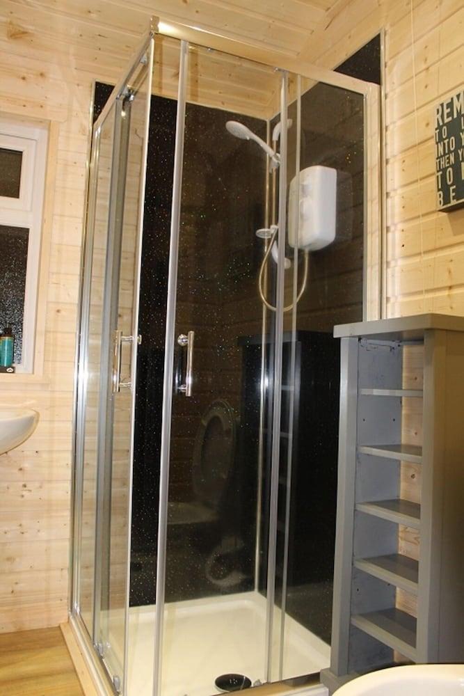 Fianna Log Cabin - Bathroom Shower