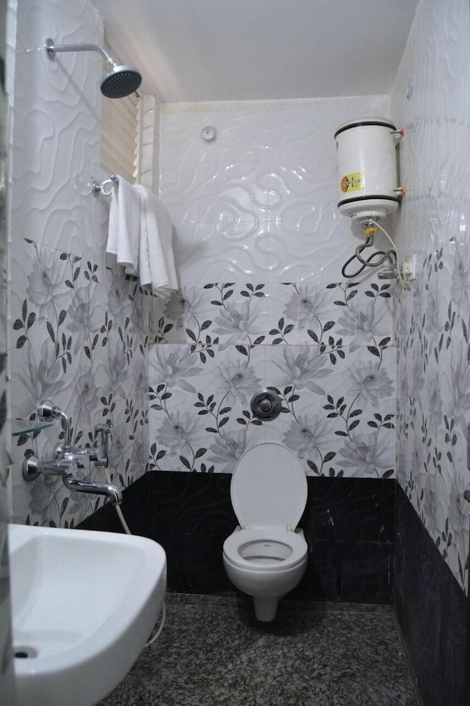Hotel Grand Sheela - Bathroom