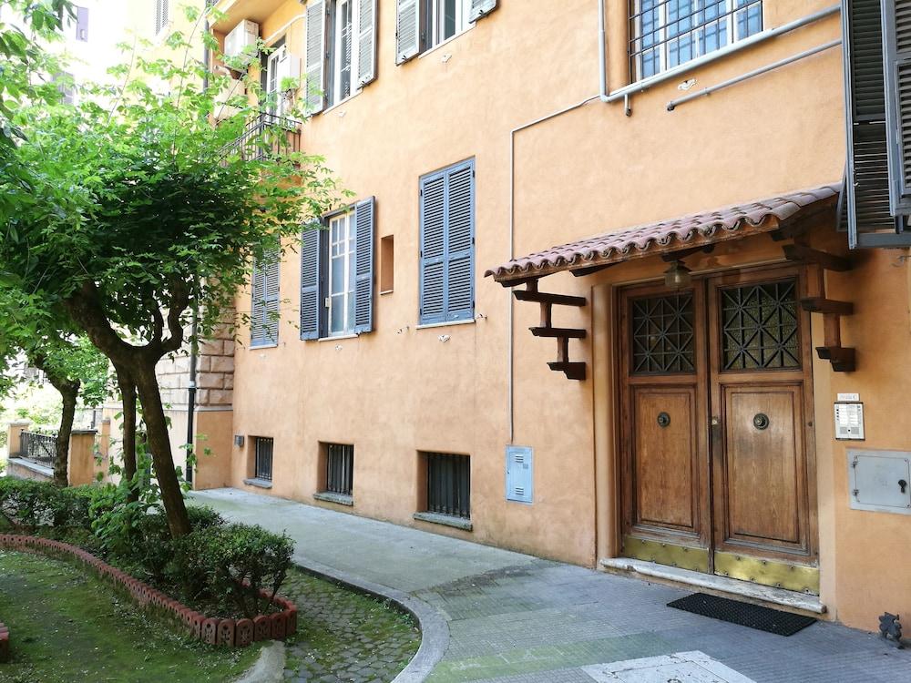 Palma Residences In Rome - Interior Entrance