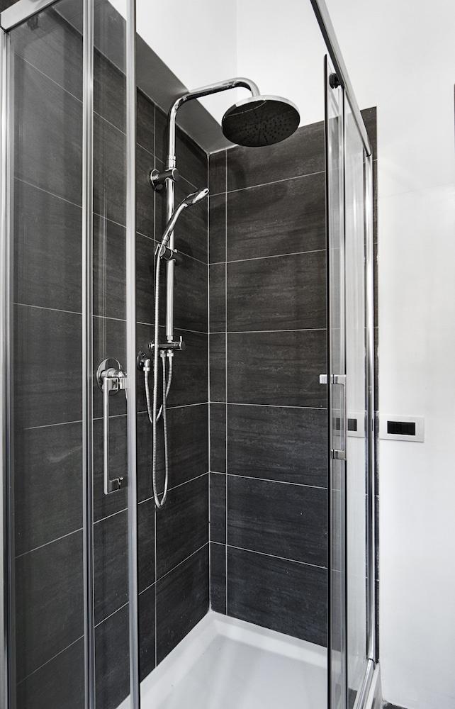 Casa Bella Pantheon Luxury Apartment - Bathroom Shower