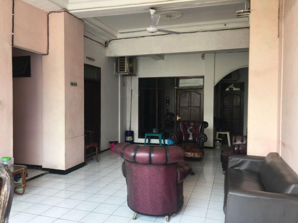 Hotel Matahari - Lobby Sitting Area