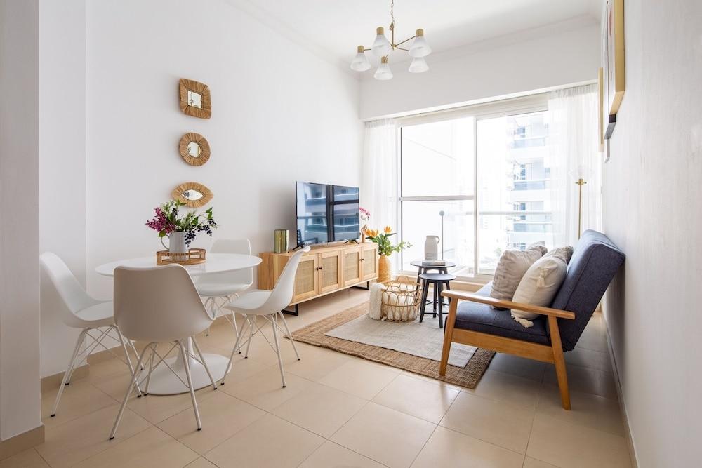 Dazzling & Picturesque 1BR Apartment In Business Bay - Featured Image