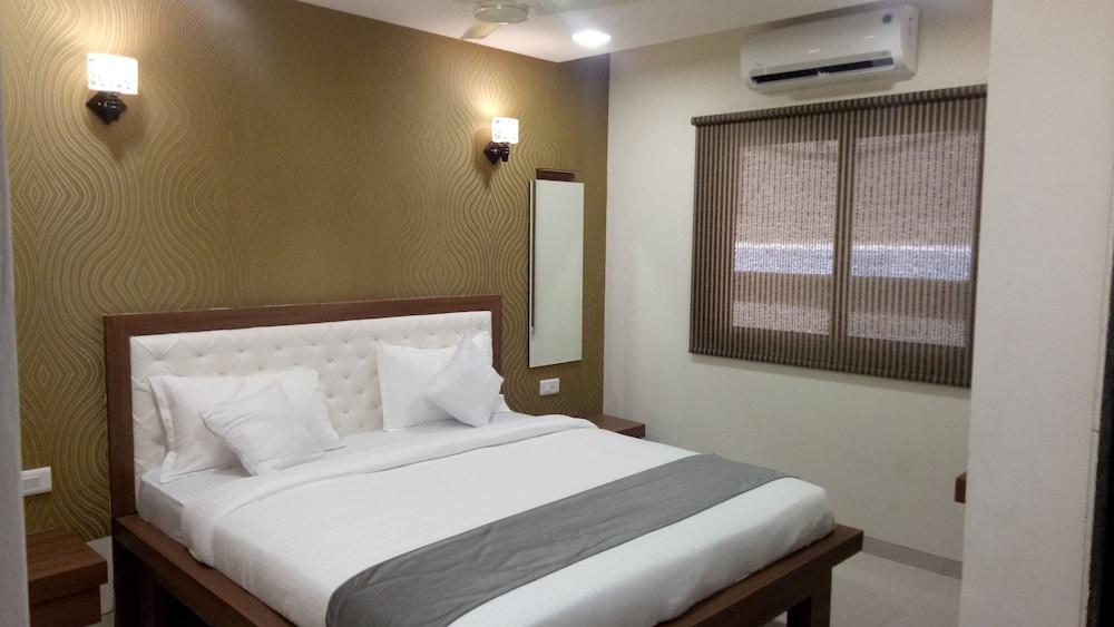 Hotel Vrushali Inn - Room