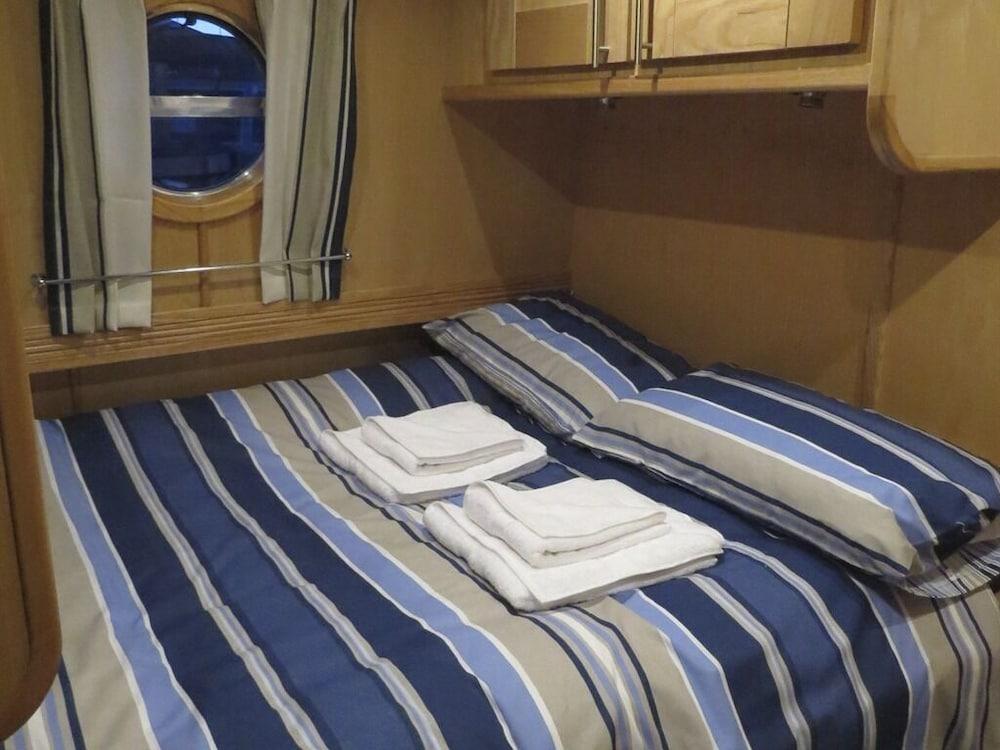 Houseboat Hotels - Room