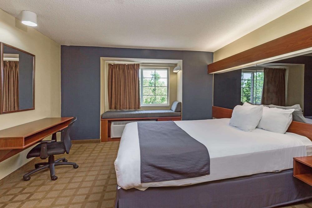 Microtel Inn & Suites by Wyndham Hillsborough - Room