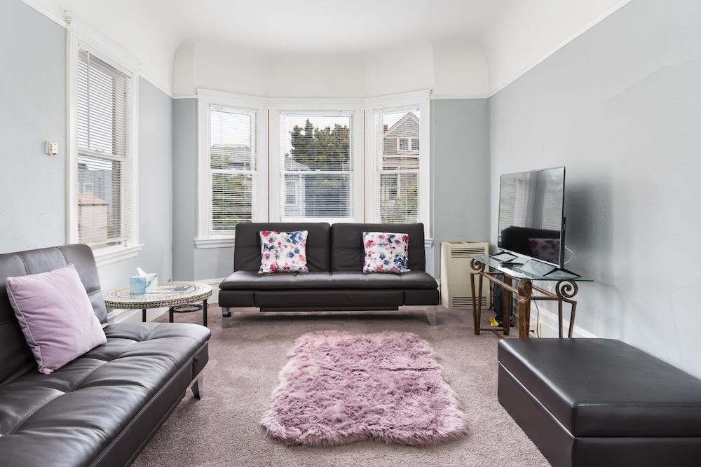 Large and Lovely 3 Bedroom Flat - Featured Image