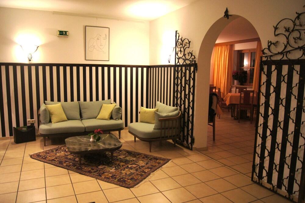 Hotel Gut Schwaige - Lobby Sitting Area