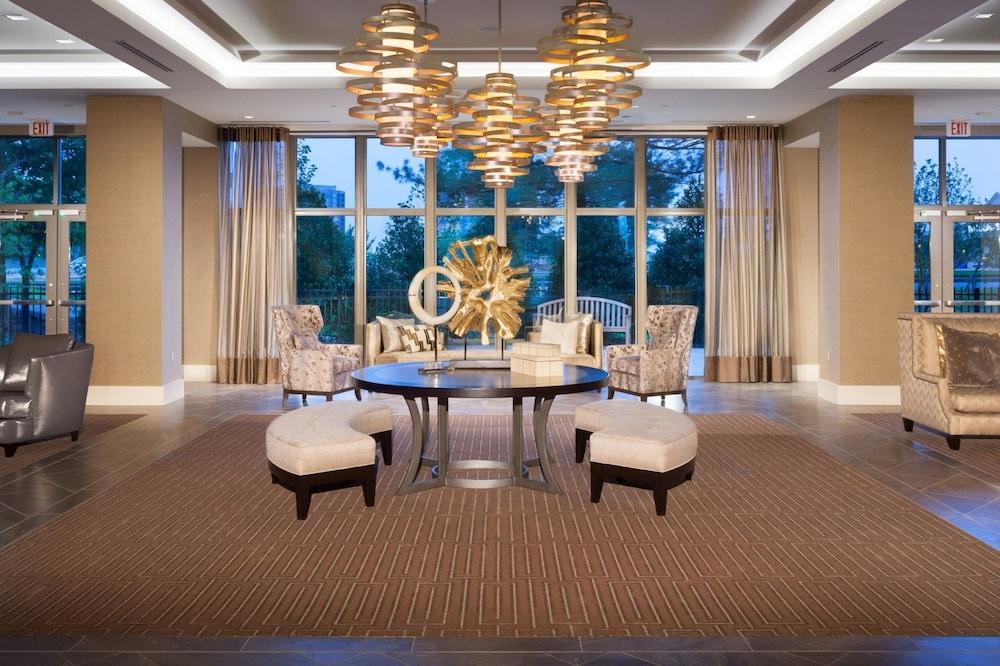 Bluebird Suites in Reston - Lobby Sitting Area