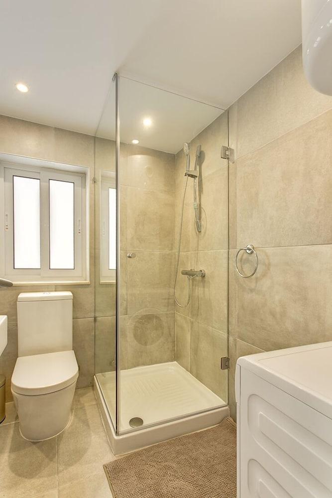 Marvellous Seafront Apartment in the Best Location - Bathroom