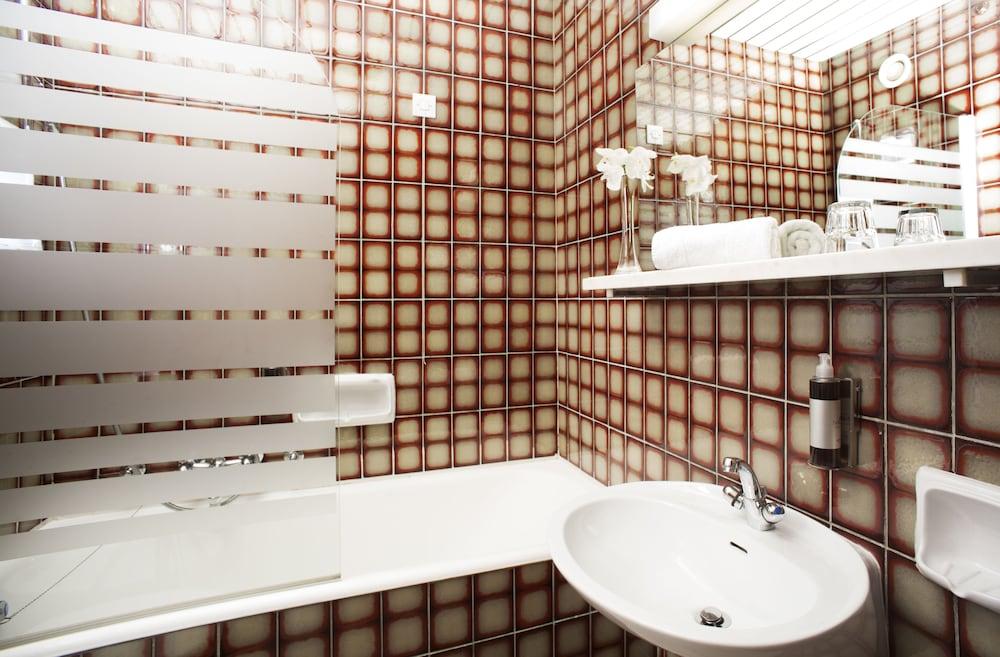 Hotel Jadran - Bathroom
