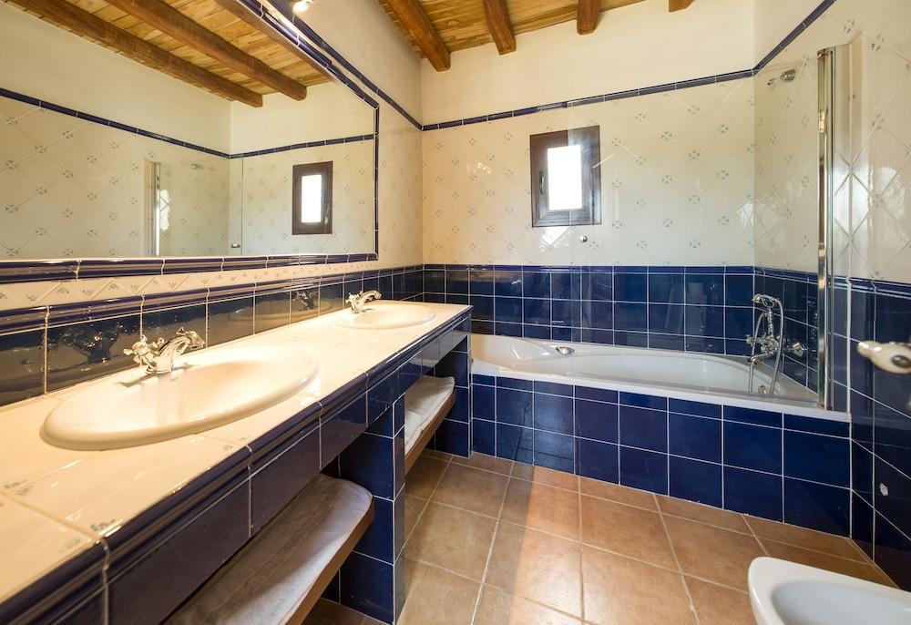 Villa Can Cama - Bathroom
