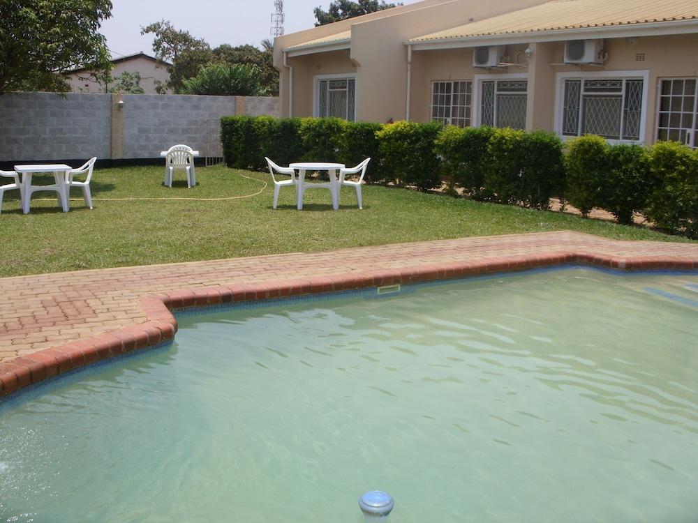 Lusaka Mosi-O-Tunya Executive Lodge - Outdoor Pool