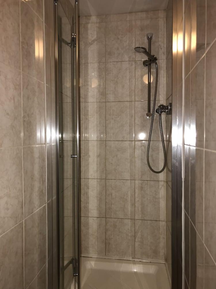 أبردين جيست هاوس - Bathroom Shower