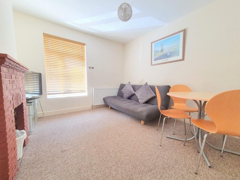 2-bed Flat With Superfast Wi-fi DW Lettings 29br - Featured Image