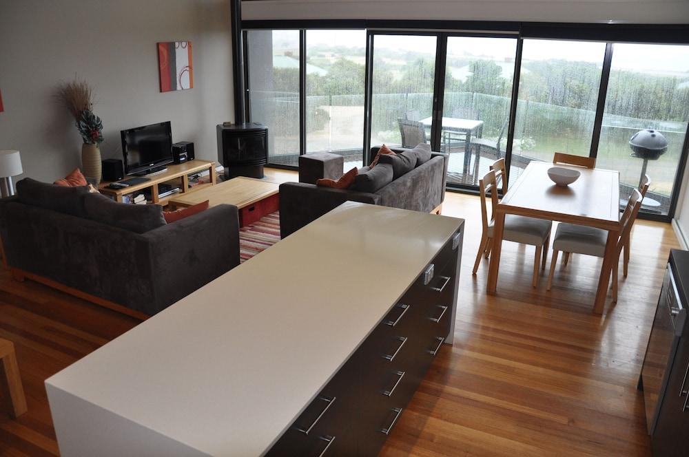Apollo Bay Cottages - Living Area