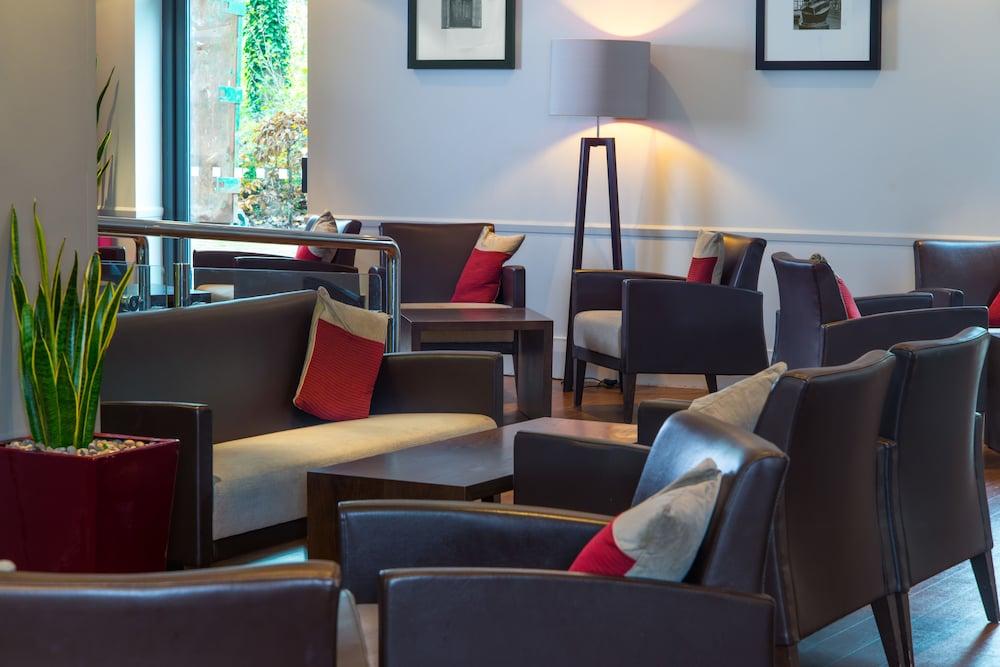 Holiday Inn Express Droitwich Spa, an IHG Hotel - Lobby Sitting Area