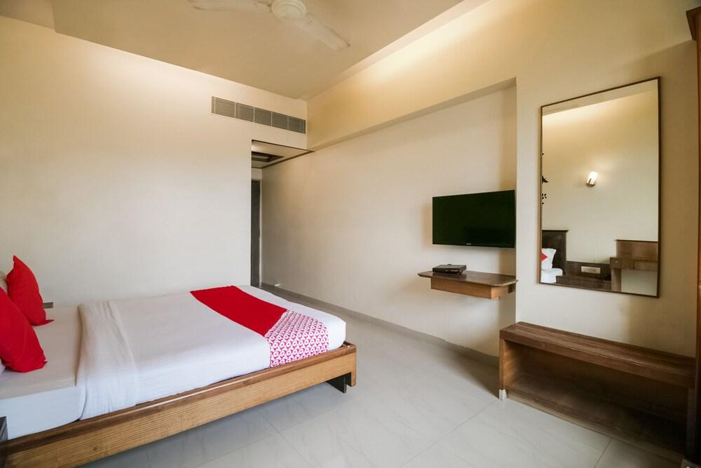 OYO 41076 Hotel Dhiraj Residency - Room