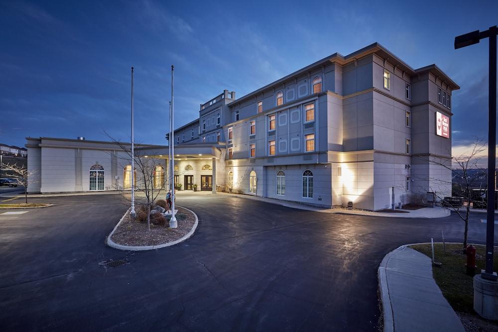 Best Western Plus Orangeville Inn & Suites - Property Grounds