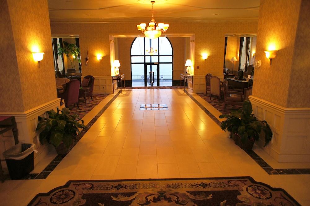 Roberts Riverwalk Urban Resort Hotel - Interior Entrance