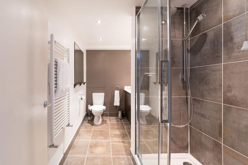 A Place Like Home - Comfortable South Kensington Apartment - Bathroom