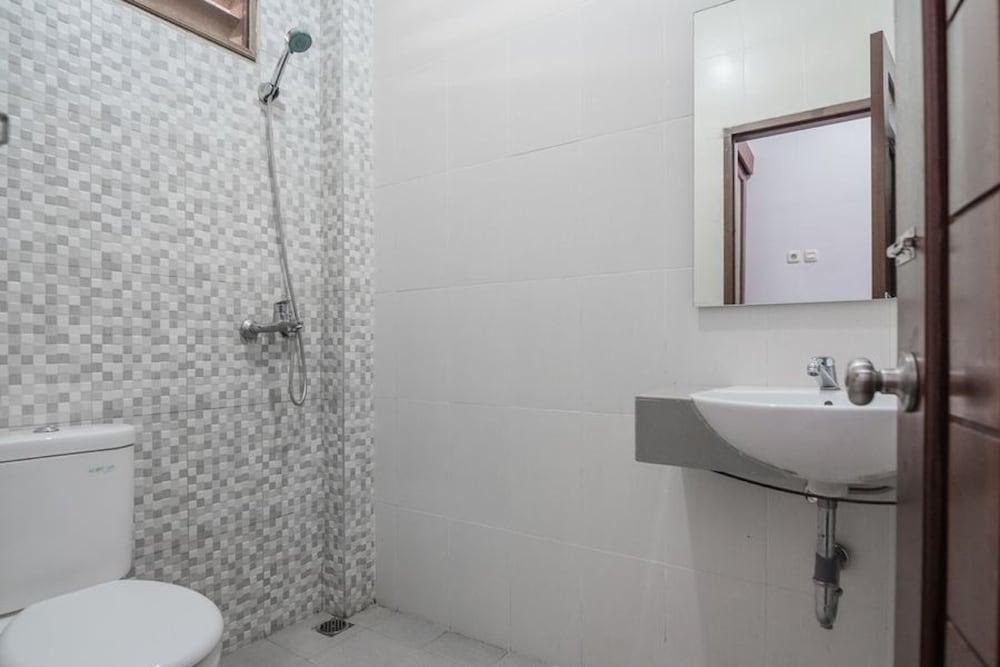 RedDoorz Syariah near Sepinggan Airport Balikpapan - Bathroom