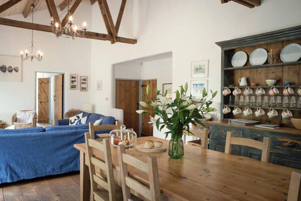 Superb detached Grade II listed barn conversion with hot tub & FREE membership to nearby Leisure Club - Interior