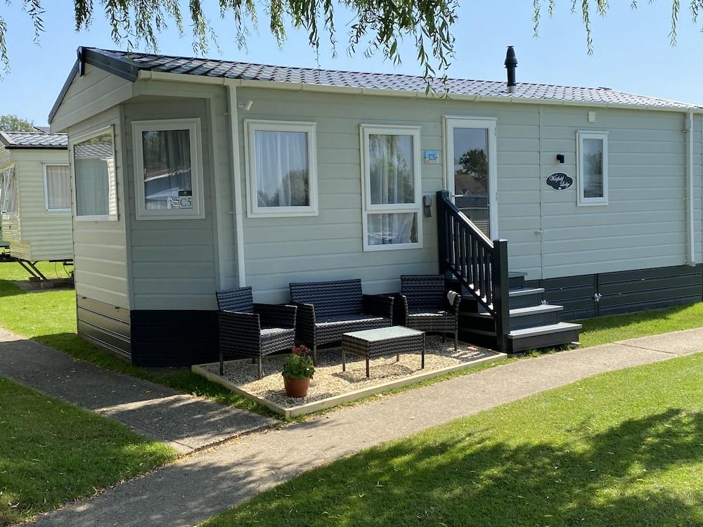 Cozy 2 Bedroom Lodge in Sandown, Isle of Wight - Featured Image