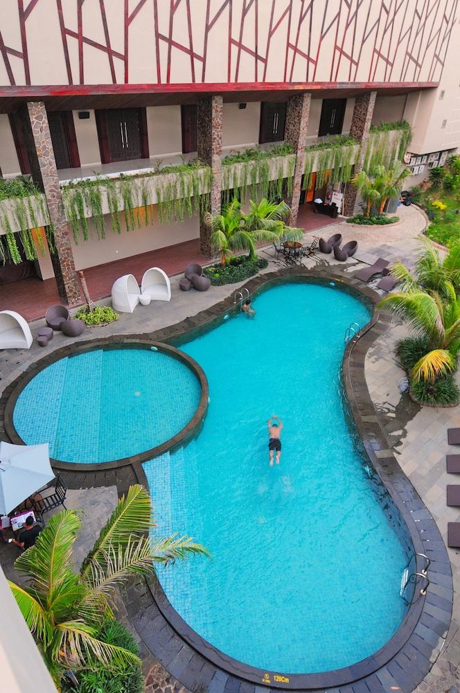 Grand Tjokro Balikpapan - Outdoor Pool