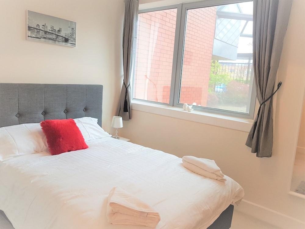 MK City Centre 2 Bed Serviced Apartment - Featured Image