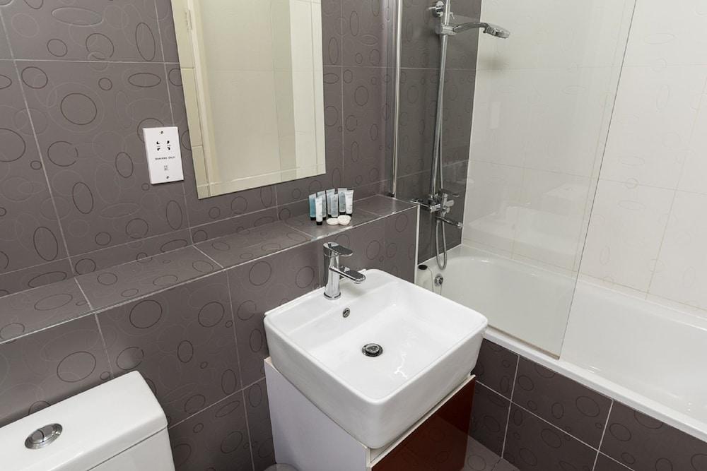Modern Bedford Blues Apartment - Bathroom